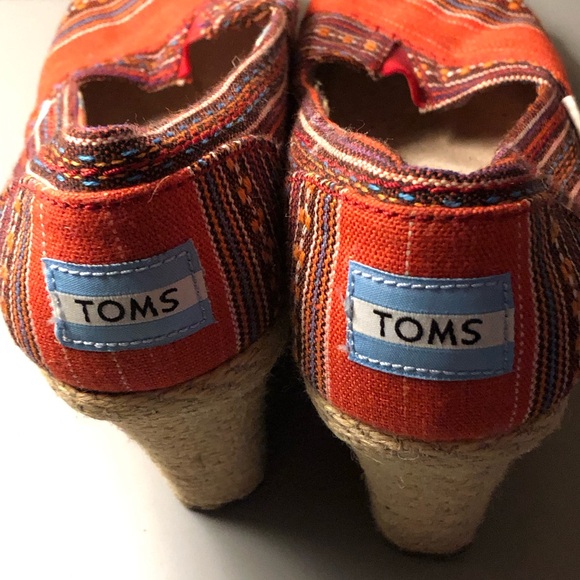 TOMS ladies espadrille wedge. Size 6. Lightly worn. - Picture 2 of 4